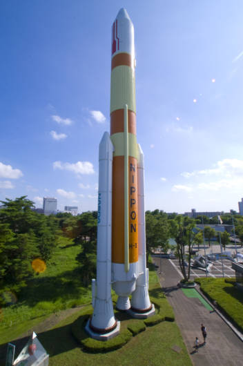 屋外展示場「H-IIロケット実物大模型」