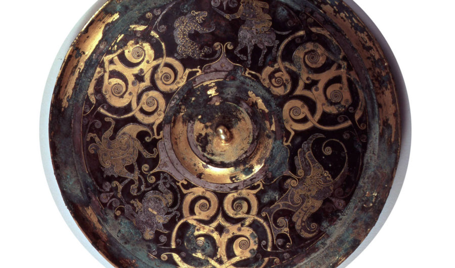 国宝「金銀錯狩猟文鏡」中国　戦国時代（前4～前3世紀）永青文庫蔵