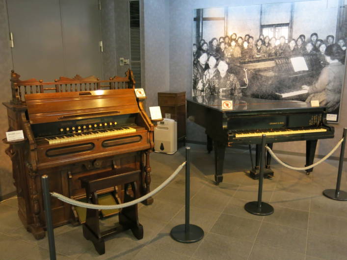 常設展示「燭台付風琴と輸入ピアノ」