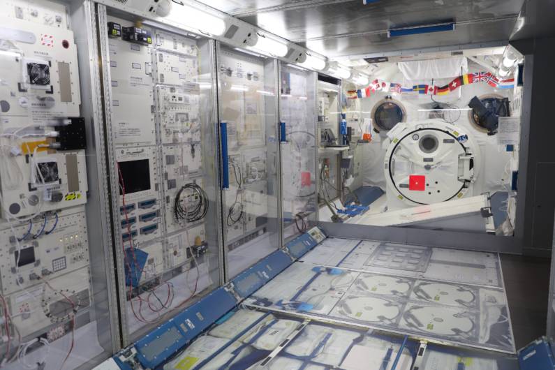 宇宙飛行士のような写真が撮影できるISS実験棟「きぼう」の内部