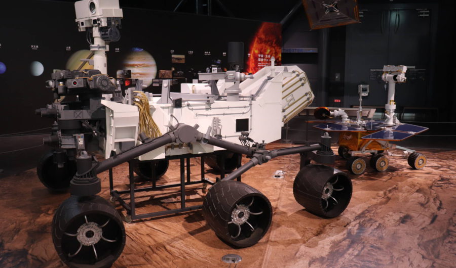 火星探査車「キュリオシティ」と「マーズ・ローバー」（実物大模型）