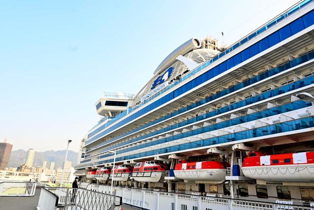 Setelah 3 Tahun, ‘Diamond Princess’ Kembali Berlabuh di Pelabuhan Kobe