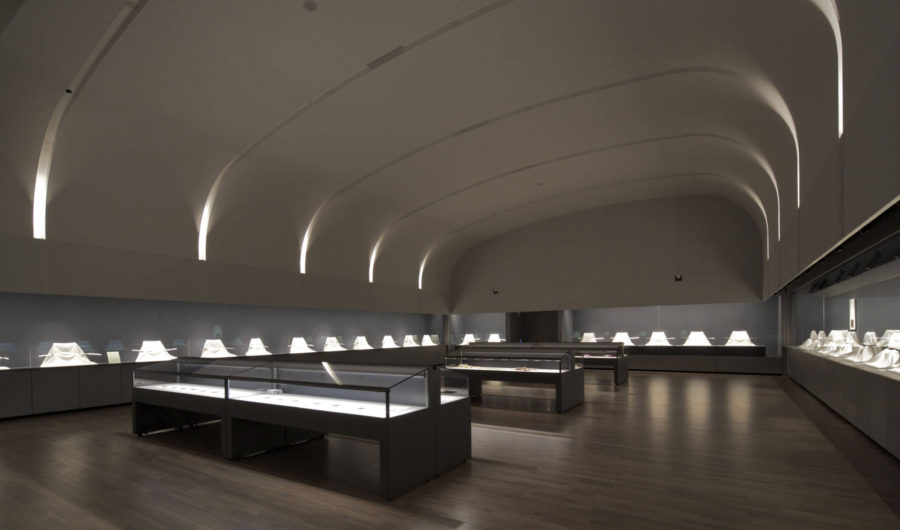 <p>３階展示室は、特別な照明や展示ケースを採用し、</p>
<p>美術工芸品としての日本刀を鑑賞することができる。</p>