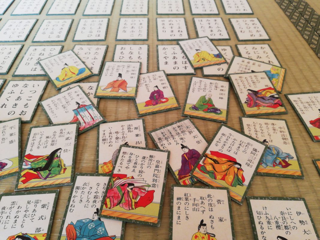 Karuta bertuliskan 100 puisi Hyakunin Isshu | Photo by: Rei-pac (写真AC)