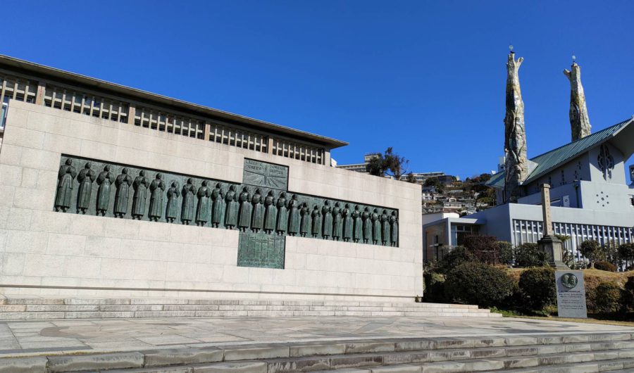 記念館の前に建つ二十六聖人記念碑と教皇来訪碑<br>©日本二十六聖人記念館
